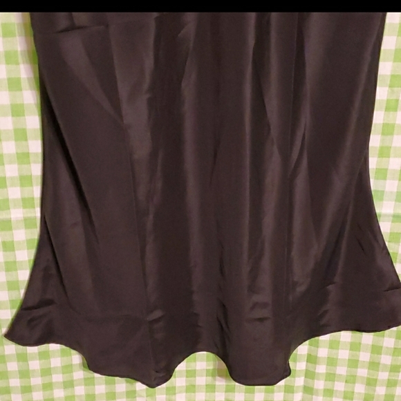 Satin like nightie with red rose stitched on - Picture 7 of 12